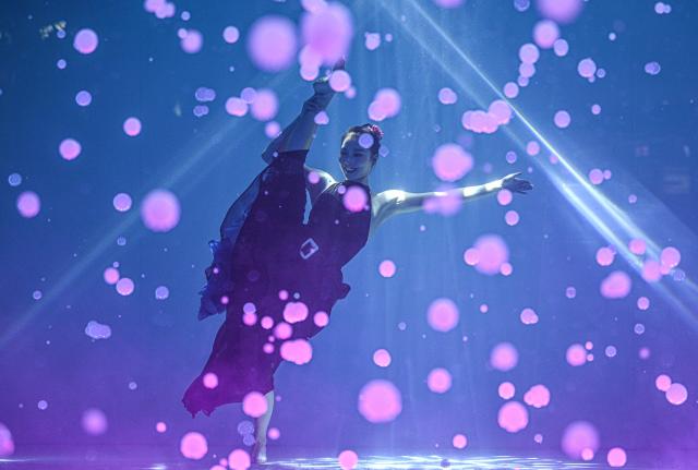 (260115) -- SANYA, Jan. 15, 2026 (Xinhua) -- A contestant performs extreme dance on an underwater stage in Sanya, south China's Hainan Province, on Jan. 14, 2026. Co-hosted by the China Extreme Sports Association and Fosun Tourism Group, the 2026 China Extreme Dance Performance Competition was held from Jan. 14 to 15 at Atlantis Sanya, attracting 24 contestants from over 10 provinces and municipalities across the country.
   Extreme Dance is an innovative sport evolved from street dance. The competition featured contestants performing on land and underwater stages, showcasing a blend of street dance strength and artistic grace to present a spectacular visual feast for the audience. (Xinhua/Pu Xiaoxu)