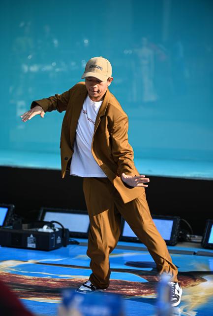 (260115) -- SANYA, Jan. 15, 2026 (Xinhua) -- A contestant performs extreme dance on a land stage in Sanya, south China's Hainan Province, on Jan. 14, 2026. Co-hosted by the China Extreme Sports Association and Fosun Tourism Group, the 2026 China Extreme Dance Performance Competition was held from Jan. 14 to 15 at Atlantis Sanya, attracting 24 contestants from over 10 provinces and municipalities across the country.
   Extreme Dance is an innovative sport evolved from street dance. The competition featured contestants performing on land and underwater stages, showcasing a blend of street dance strength and artistic grace to present a spectacular visual feast for the audience. (Xinhua/Pu Xiaoxu)