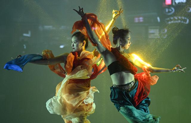 (260115) -- SANYA, Jan. 15, 2026 (Xinhua) -- Contestants perform extreme dance on an underwater stage in Sanya, south China's Hainan Province, on Jan. 14, 2026. Co-hosted by the China Extreme Sports Association and Fosun Tourism Group, the 2026 China Extreme Dance Performance Competition was held from Jan. 14 to 15 at Atlantis Sanya, attracting 24 contestants from over 10 provinces and municipalities across the country.
   Extreme Dance is an innovative sport evolved from street dance. The competition featured contestants performing on land and underwater stages, showcasing a blend of street dance strength and artistic grace to present a spectacular visual feast for the audience. (Xinhua/Pu Xiaoxu)
