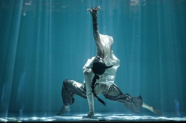 (260115) -- SANYA, Jan. 15, 2026 (Xinhua) -- A contestant performs extreme dance on an underwater stage in Sanya, south China's Hainan Province, on Jan. 14, 2026. Co-hosted by the China Extreme Sports Association and Fosun Tourism Group, the 2026 China Extreme Dance Performance Competition was held from Jan. 14 to 15 at Atlantis Sanya, attracting 24 contestants from over 10 provinces and municipalities across the country.
   Extreme Dance is an innovative sport evolved from street dance. The competition featured contestants performing on land and underwater stages, showcasing a blend of street dance strength and artistic grace to present a spectacular visual feast for the audience. (Xinhua/Pu Xiaoxu)