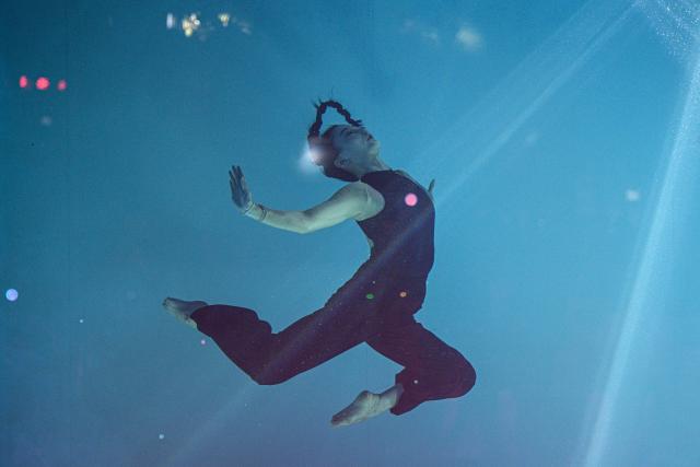 (260115) -- SANYA, Jan. 15, 2026 (Xinhua) -- A contestant performs extreme dance on an underwater stage in Sanya, south China's Hainan Province, on Jan. 14, 2026. Co-hosted by the China Extreme Sports Association and Fosun Tourism Group, the 2026 China Extreme Dance Performance Competition was held from Jan. 14 to 15 at Atlantis Sanya, attracting 24 contestants from over 10 provinces and municipalities across the country.
   Extreme Dance is an innovative sport evolved from street dance. The competition featured contestants performing on land and underwater stages, showcasing a blend of street dance strength and artistic grace to present a spectacular visual feast for the audience. (Xinhua/Pu Xiaoxu)