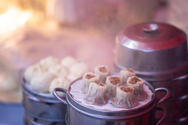 (260115) -- HARBIN, Jan. 15, 2026 (Xinhua) -- Shao Mai, steamed dumplings with the dough gathered on top, of a breakfast stall are seen at a morning market in Heihe, northeast China's Heilongjiang Province, Jan. 14, 2026. In winter, morning markets across Heilongjiang would open amid temperatures reaching minus 20 or even 30 degrees Celsius. Local residents and tourists stroll amid the stalls, where steam would rise among the cold air. (Photo by Zhao Donglai/Xinhua)
