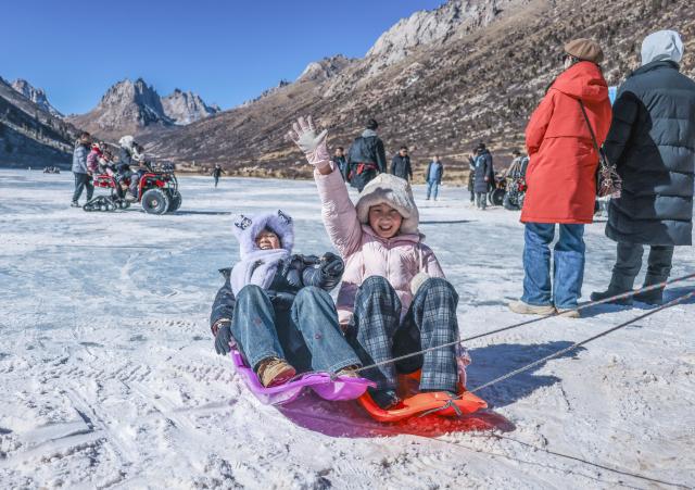 (260115) -- BEIJING, Jan. 15, 2026 (Xinhua) -- Children play on a frozen lake at a scenic area in Aba County of Aba Tibetan and Qiang Autonomous Prefecture, southwest China's Sichuan Province, Jan. 11, 2026. (Photo by Mi Lin/Xinhua)