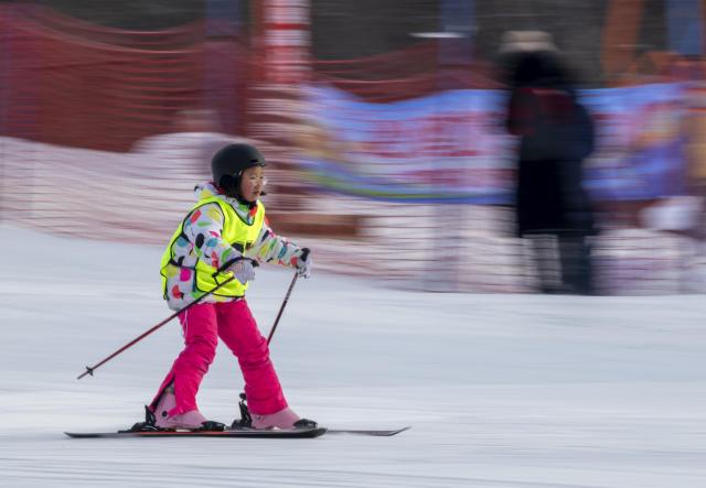 (260115) -- BEIJING, Jan. 15, 2026 (Xinhua) -- A student competes in an elementary school skiing event in Shuangyashan, northeast China's Heilongjiang Province, Jan. 13, 2026. (Photo by Han Yang/Xinhua)