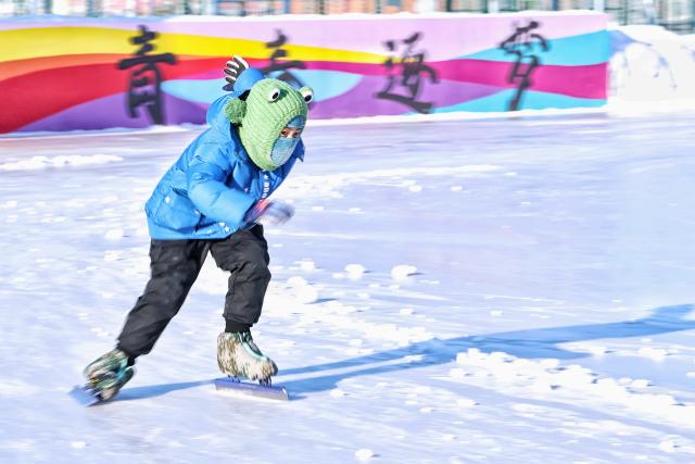 (260115) -- BEIJING, Jan. 15, 2026 (Xinhua) -- A student practices speed skating in Tongjiang City, northeast China's Heilongjiang Province, Jan. 12, 2026. (Photo by Liu Wanping/Xinhua)