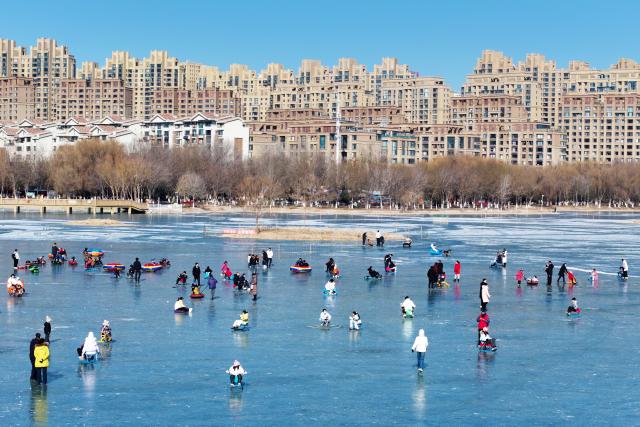 (260115) -- BEIJING, Jan. 15, 2026 (Xinhua) -- A drone photo shows people having fun on a frozen lake at Baohu Lake national wetland park in Yinchuan, northwest China's Ningxia Hui Autonomous Region, Jan. 11, 2026. (Photo by Yuan Hongyan/Xinhua)