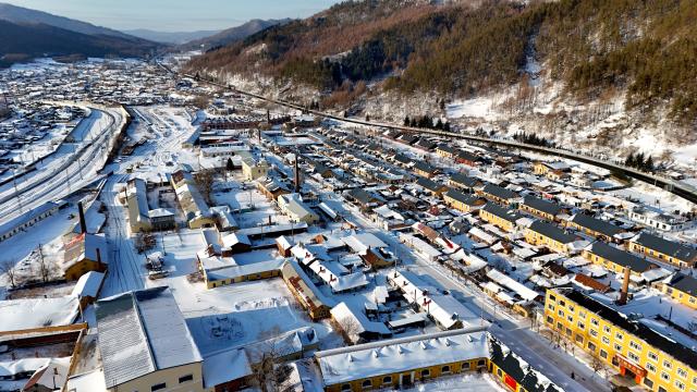 (260115) -- HAILIN, Jan. 15, 2026 (Xinhua) -- An aerial drone photo shows the winter scenery of Hengdaohezi Town in Hailin City, northeast China's Heilongjiang Province, Jan. 15, 2025. Dubbed "a town pulled by trains," Hengdaohezi was originally established in the late 19th century when Russians built train maintenance workshops and other facilities there following the construction of the Chinese Eastern Railway. Due to well-preserved historic buildings, the exotic town now has become a popular tourist destination. (Xinhua/Yang Zhe)