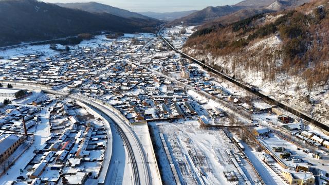 (260115) -- HAILIN, Jan. 15, 2026 (Xinhua) -- An aerial drone photo shows the winter scenery of Hengdaohezi Town in Hailin City, northeast China's Heilongjiang Province, Jan. 15, 2025. Dubbed "a town pulled by trains," Hengdaohezi was originally established in the late 19th century when Russians built train maintenance workshops and other facilities there following the construction of the Chinese Eastern Railway. Due to well-preserved historic buildings, the exotic town now has become a popular tourist destination. (Xinhua/Yang Zhe)