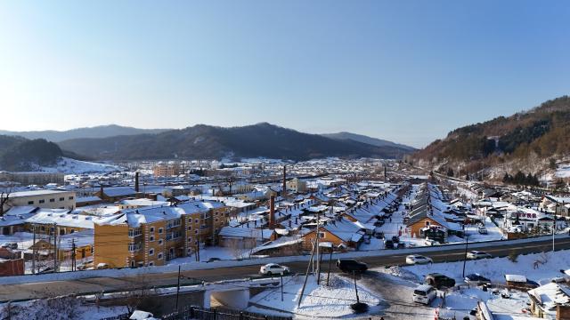 (260115) -- HAILIN, Jan. 15, 2026 (Xinhua) -- An aerial drone photo shows the winter scenery of Hengdaohezi Town in Hailin City, northeast China's Heilongjiang Province, Jan. 15, 2025. Dubbed "a town pulled by trains," Hengdaohezi was originally established in the late 19th century when Russians built train maintenance workshops and other facilities there following the construction of the Chinese Eastern Railway. Due to well-preserved historic buildings, the exotic town now has become a popular tourist destination. (Xinhua/Yang Zhe)