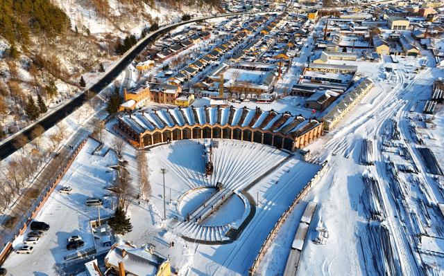 (260115) -- HAILIN, Jan. 15, 2026 (Xinhua) -- An aerial drone photo shows the winter scenery of Hengdaohezi Town in Hailin City, northeast China's Heilongjiang Province, Jan. 15, 2025. Dubbed "a town pulled by trains," Hengdaohezi was originally established in the late 19th century when Russians built train maintenance workshops and other facilities there following the construction of the Chinese Eastern Railway. Due to well-preserved historic buildings, the exotic town now has become a popular tourist destination. (Xinhua/Yang Zhe)
