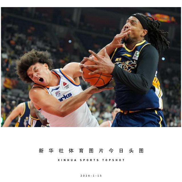 (260115) -- BEIJING, Jan. 15, 2026 (Xinhua) -- Jared Sullinger (L) of Guangdong Southern Tigers vies with Kenneth Lofton Jr. of Shanghai Jiushi Sharks during the 15th round regular season match between Guangdong Southern Tigers and Shanghai Jiushi Sharks at the 2025-2026 Chinese Basketball Association (CBA) league in Dongguan, south China's Guangdong Province, Jan. 15, 2026. (Xinhua/Wu Lu)