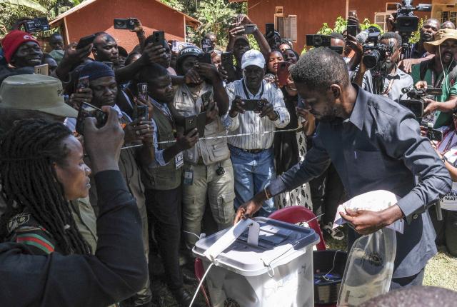 (260115) -- WAKISO, Jan. 15, 2026 (Xinhua) -- Robert Kyagulanyi, a presidential candidate from the National Unity Platform, votes at a polling station in Wakiso district, Uganda, on Jan. 15, 2026. Presidential and parliamentary elections kicked off in Uganda as people queued to cast ballots on Thursday.
   More than 21 million Ugandans are expected to vote to elect the president, 353 directly elected members of parliament and 146 district women representatives on the day.
   Eight candidates are vying for the presidency, including incumbent President Yoweri Museveni, who is seeking a seventh five-year term in office. His main rival is Robert Kyagulanyi, also known as Bobi Wine, a pop-star-turned politician. (Photo by Mary Kansiime/Xinhua)