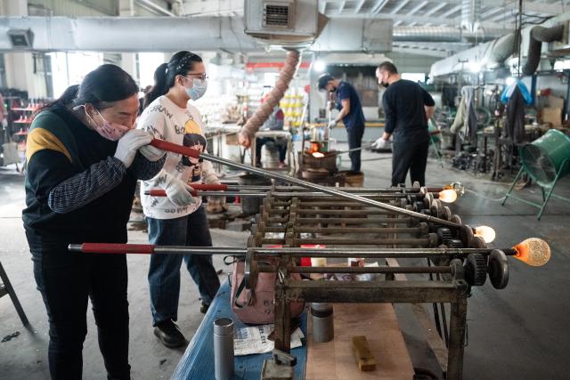 (260115) -- TIANCHANG, Jan. 15, 2026 (Xinhua) -- Workers make hookahs at a glass factory in Shiliang Town of Tianchang City, east China's Anhui Province, Jan. 14, 2026. In recent years, Shiliang has leveraged its traditional foundation in the art glass industry to develop a distinctive hookah production sector. The hookahs produced are primarily for export, reaching markets in the Middle East, Europe and other regions. (Xinhua/Du Yu)
