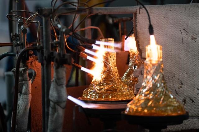 (260115) -- TIANCHANG, Jan. 15, 2026 (Xinhua) -- Hookahs are seen on the production line in Shiliang Town of Tianchang City, east China's Anhui Province, Jan. 14, 2026. In recent years, Shiliang has leveraged its traditional foundation in the art glass industry to develop a distinctive hookah production sector. The hookahs produced are primarily for export, reaching markets in the Middle East, Europe and other regions. (Xinhua/Du Yu)