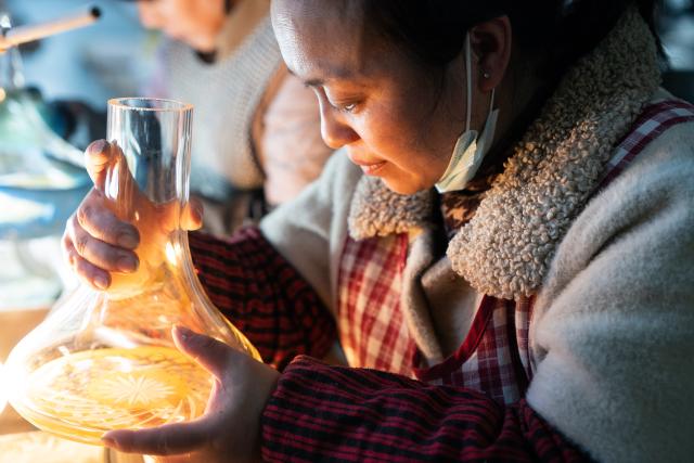 (260115) -- TIANCHANG, Jan. 15, 2026 (Xinhua) -- A worker makes a hookah in Shiliang Town of Tianchang City, east China's Anhui Province, Jan. 14, 2026. In recent years, Shiliang has leveraged its traditional foundation in the art glass industry to develop a distinctive hookah production sector. The hookahs produced are primarily for export, reaching markets in the Middle East, Europe and other regions. (Xinhua/Du Yu)