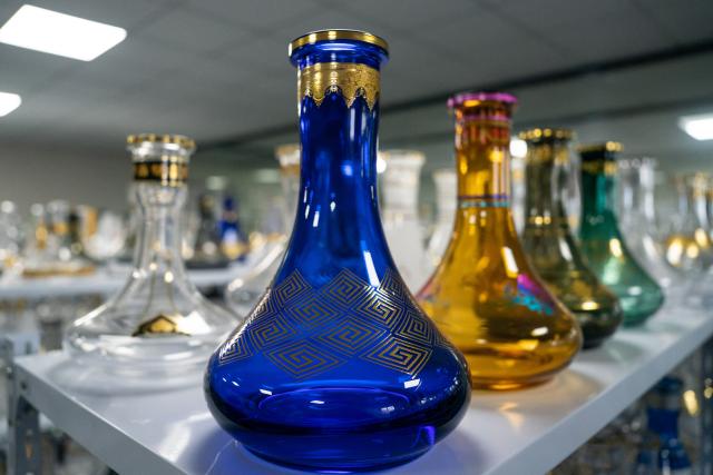 (260115) -- TIANCHANG, Jan. 15, 2026 (Xinhua) -- Samples of hookahs are seen in Shiliang Town of Tianchang City, east China's Anhui Province, Jan. 14, 2026. In recent years, Shiliang has leveraged its traditional foundation in the art glass industry to develop a distinctive hookah production sector. The hookahs produced are primarily for export, reaching markets in the Middle East, Europe and other regions. (Xinhua/Du Yu)