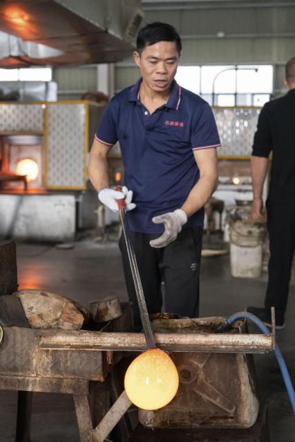 (260115) -- TIANCHANG, Jan. 15, 2026 (Xinhua) -- A worker makes a hookah in Shiliang Town of Tianchang City, east China's Anhui Province, Jan. 14, 2026. In recent years, Shiliang has leveraged its traditional foundation in the art glass industry to develop a distinctive hookah production sector. The hookahs produced are primarily for export, reaching markets in the Middle East, Europe and other regions. (Xinhua/Du Yu)