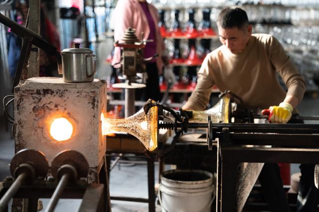 (260115) -- TIANCHANG, Jan. 15, 2026 (Xinhua) -- A worker makes hookahs in Shiliang Town of Tianchang City, east China's Anhui Province, Jan. 14, 2026. In recent years, Shiliang has leveraged its traditional foundation in the art glass industry to develop a distinctive hookah production sector. The hookahs produced are primarily for export, reaching markets in the Middle East, Europe and other regions. (Xinhua/Du Yu)