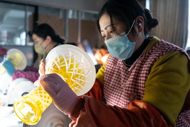 (260115) -- TIANCHANG, Jan. 15, 2026 (Xinhua) -- Workers make hookahs in Shiliang Town of Tianchang City, east China's Anhui Province, Jan. 14, 2026. In recent years, Shiliang has leveraged its traditional foundation in the art glass industry to develop a distinctive hookah production sector. The hookahs produced are primarily for export, reaching markets in the Middle East, Europe and other regions. (Xinhua/Du Yu)