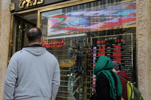(260115) -- TEHRAN, Jan. 15, 2026 (Xinhua) -- People walk past a currency exchange office in Tehran, Iran, Jan. 15, 2026. (Xinhua)