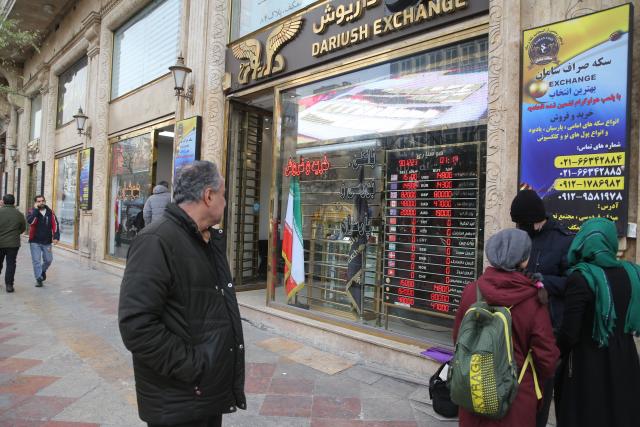 (260115) -- TEHRAN, Jan. 15, 2026 (Xinhua) -- People walk past a currency exchange office in Tehran, Iran, Jan. 15, 2026. (Xinhua)