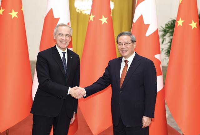 (260115) -- BEIJING, Jan. 15, 2026 (Xinhua) -- Chinese Premier Li Qiang holds talks with Canadian Prime Minister Mark Carney, who is on an official visit to China, at the Great Hall of the People in Beijing, capital of China, Jan. 15, 2026. (Xinhua/Huang Jingwen)