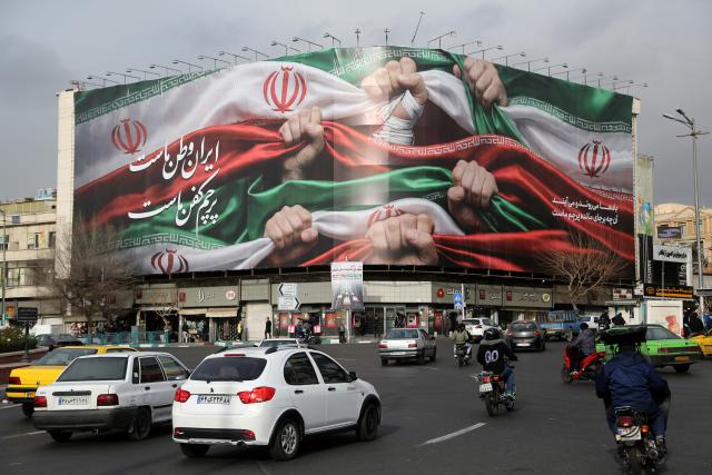 (260115) -- TEHRAN, Jan. 15, 2026 (Xinhua) -- A giant banner is seen at Enghelab Square in Tehran, Iran, Jan. 15, 2026. (Xinhua)