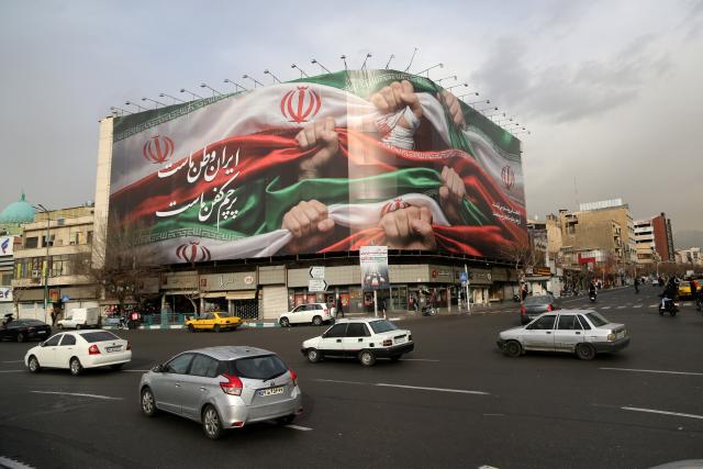 (260115) -- TEHRAN, Jan. 15, 2026 (Xinhua) -- A giant banner is seen at Enghelab Square in Tehran, Iran, Jan. 15, 2026. (Xinhua)