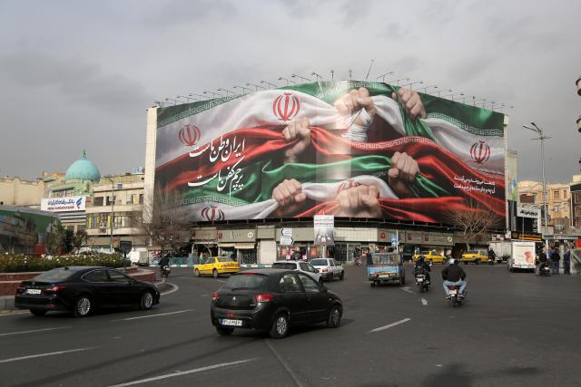 (260115) -- TEHRAN, Jan. 15, 2026 (Xinhua) -- A giant banner is seen at Enghelab Square in Tehran, Iran, Jan. 15, 2026. (Xinhua)