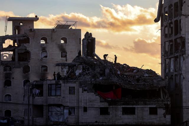 (260115) -- GAZA, Jan. 15, 2026 (Xinhua) -- People inspect rubble in Gaza City, Jan. 15, 2026. (Photo by Rizek Abdeljawad/Xinhua)