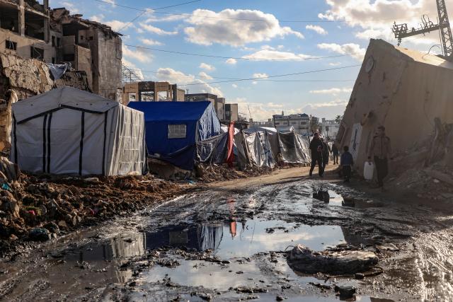 (260115) -- GAZA, Jan. 15, 2026 (Xinhua) -- Photo taken on Jan. 15, 2026 shows tents housing displaced people in Gaza City. (Photo by Rizek Abdeljawad/Xinhua)