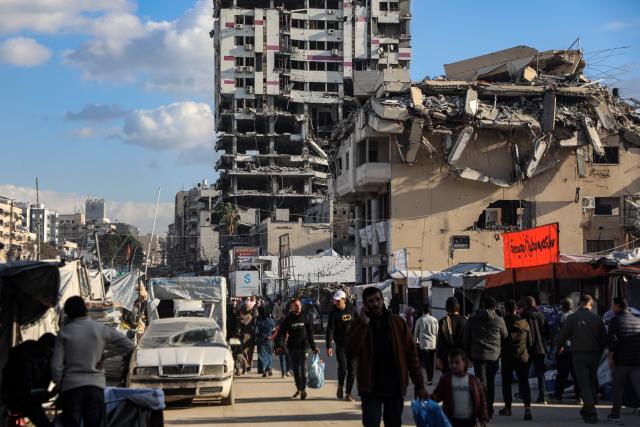 (260115) -- GAZA, Jan. 15, 2026 (Xinhua) -- Photo taken on Jan. 15, 2026 shows people walking in a market in Gaza City. (Photo by Rizek Abdeljawad/Xinhua)