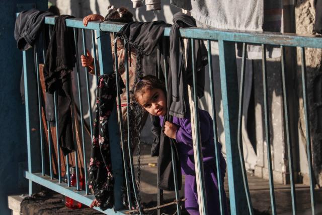 (260115) -- GAZA, Jan. 15, 2026 (Xinhua) -- Photo taken on Jan. 15, 2026 shows children in a shelter in Gaza City. (Photo by Rizek Abdeljawad/Xinhua)
