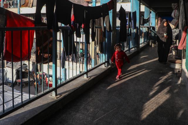 (260115) -- GAZA, Jan. 15, 2026 (Xinhua) -- Photo taken on Jan. 15, 2026 shows a child in a shelter in Gaza City. (Photo by Rizek Abdeljawad/Xinhua)