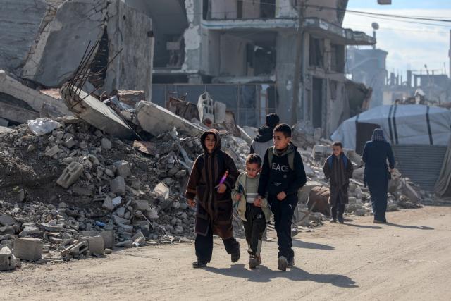 (260115) -- GAZA, Jan. 15, 2026 (Xinhua) -- Children walk among rubble in Gaza City, Jan. 15, 2026. (Photo by Rizek Abdeljawad/Xinhua)