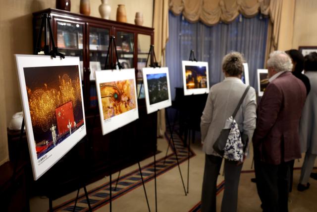 (260115) -- LONDON, Jan. 15, 2026 (Xinhua) -- People take part in "The Beauty of Low Light" photography exhibition in London, Britain, Jan. 15, 2026. The exhibition presented a selection of photographic works focusing on China's culture and natural landscapes, captured under low-light conditions. (Xinhua/Li Ying)