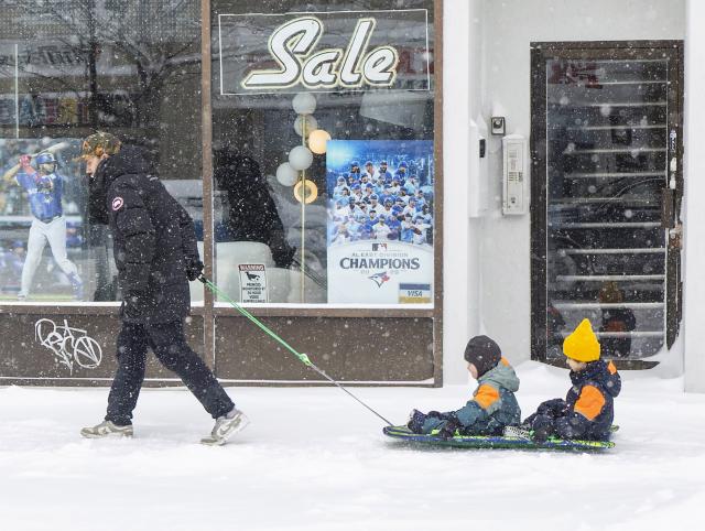 (260115) -- TORONTO, Jan. 15, 2026 (Xinhua) -- People enjoy a snowy day on a street in Toronto, Canada, on Jan. 15, 2026. (Photo by Zou Zheng/Xinhua)