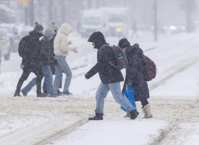 (260115) -- TORONTO, Jan. 15, 2026 (Xinhua) -- People cross a street during a snowy day in Toronto, Canada, on Jan. 15, 2026. (Photo by Zou Zheng/Xinhua)