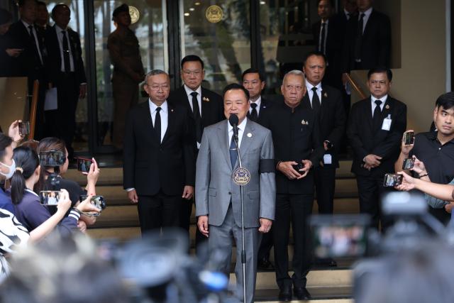 (260116) -- BANGKOK, Jan. 16, 2026 (Xinhua) -- Thailand's Prime Minister Anutin Charnvirakul (C) attends a press conference in Bangkok, Thailand, Jan. 15, 2026. Charnvirakul on Thursday ordered the transport ministry to terminate its contracts and pursue legal action against a contractor who was involved in two fatal construction crane accidents.
  The move followed an accident on Thursday morning at an elevated expressway construction site, where parts of a crane collapsed onto a major highway connecting Bangkok and Samut Sakhon province, killing two people and injuring two others.
  A day earlier, another construction crane used for a high-speed rail bridge collapsed onto a passing passenger train in northeastern Nakhon Ratchasima province, leaving 32 people dead and 66 injured. (Xinhua/Sun Weitong)