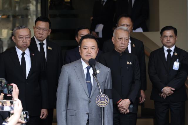 (260116) -- BANGKOK, Jan. 16, 2026 (Xinhua) -- Thailand's Prime Minister Anutin Charnvirakul (C) attends a press conference in Bangkok, Thailand, Jan. 15, 2026. Charnvirakul on Thursday ordered the transport ministry to terminate its contracts and pursue legal action against a contractor who was involved in two fatal construction crane accidents.
  The move followed an accident on Thursday morning at an elevated expressway construction site, where parts of a crane collapsed onto a major highway connecting Bangkok and Samut Sakhon province, killing two people and injuring two others.
  A day earlier, another construction crane used for a high-speed rail bridge collapsed onto a passing passenger train in northeastern Nakhon Ratchasima province, leaving 32 people dead and 66 injured. (Xinhua/Sun Weitong)