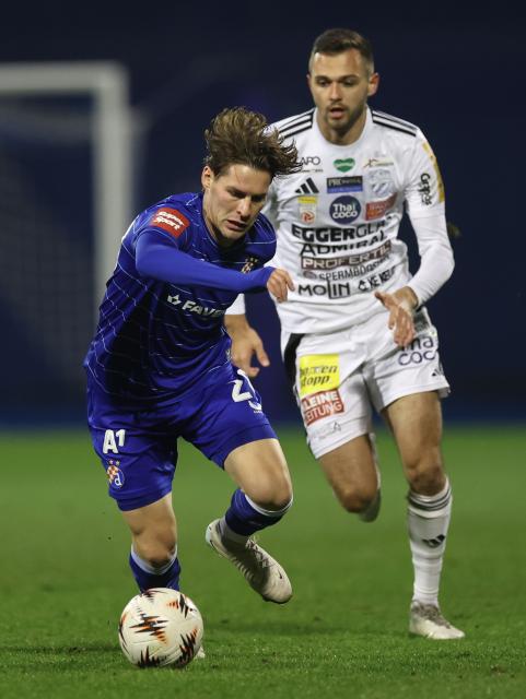 (260116) -- ZAGREB, Jan. 16, 2026 (Xinhua) -- Robert Mudrazija (L) of Dinamo Zagreb vies the ball during a friendly football match between GNK Dinamo Zagreb and TSV Hartberg in Zagreb, Croatia, on Jan. 15, 2026. (Photo by Slavko Midzor/PIXSELL via Xinhua)