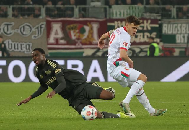 (251216) -- AUGSBURG, Dec. 16, 2025 (Xinhua) -- Robin Fellhauer (R) of FC Augsburg makes a foul during the German first division Bundesliga football match between FC Augsburg and 1. FC Union Berlin in Augsburg, Germany, Jan. 15, 2026. (Photo by Philippe Ruiz/Xinhua)