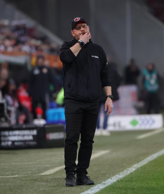 (251216) -- AUGSBURG, Dec. 16, 2025 (Xinhua) -- 1. FC Union Berlin's head coach Steffen Baumgart reacts during the German first division Bundesliga football match between FC Augsburg and 1. FC Union Berlin in Augsburg, Germany, Jan. 15, 2026. (Photo by Philippe Ruiz/Xinhua)