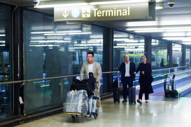 (260116) -- MADRID, Jan. 16, 2026 (Xinhua) -- Passengers are pictured at the Adolfo Suarez Madrid-Barajas Airport in Madrid, Spain, on Jan. 15, 2026. A total of 97 million foreign tourists visited Spain in 2025, setting a new all-time record for international visitors to the country, Spanish Minister of Industry and Tourism Jordi Hereu announced on Thursday. (Photo by Gustavo Valiente/Xinhua)