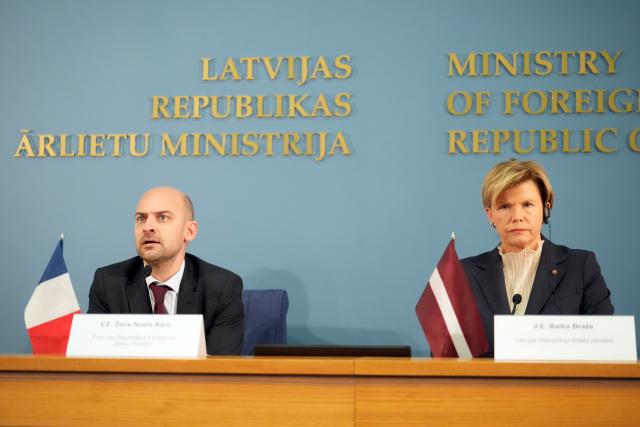 (260116) -- RIGA, Jan. 16, 2026 (Xinhua) -- Latvian Foreign Minister Baiba Braze (R) and visiting French Foreign Minister Jean-Noel Barrot reacts while attending a joint press conference in Riga, Latvia, Jan. 15, 2026. Europeans are fully capable of defending their territory against any threat, French Foreign Minister Jean-Noel Barrot said here on Thursday, stressing that Greenland is a European territory whose security is inseparable from that of Europe.
   Barrot arrived in Riga on Thursday for talks with his Latvian counterpart Baiba Braze, focusing on European security amid Washington's plans on Greenland.
    At a news conference following the meeting, Barrot underlined that Greenland is a European territory, and security in the Arctic cannot be separated from European security. (Photo by Edijs Palens/Xinhua)