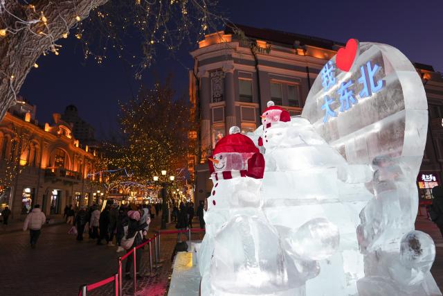 (260116) -- BEIJING, Jan. 16, 2026 (Xinhua) -- Tourists visit the Central Street in Harbin, northeast China's Heilongjiang Province, on Jan. 15, 2026. Harbin's century-old Central Street has been transformed into a glittering winter wonderland with the addition of dozens of ice sculptures, attracting a huge influx of locals and tourists. (Xinhua/Wang Song)