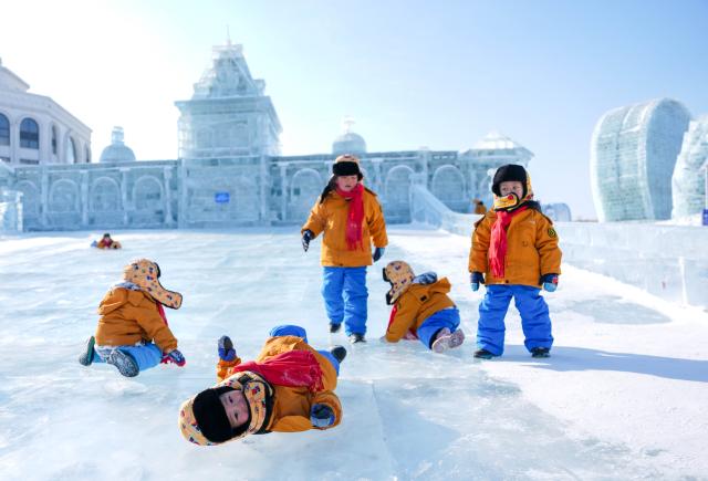 (260116) -- BEIJING, Jan. 16, 2026 (Xinhua) -- Children play at an ice-and-snow themed park in Changchun, northeast China's Jilin Province, Jan. 14, 2026.
  A group of preschool children, bundled up in bright orange down coats, has embarked on a trip to northeast China, a region renowned as a snowy wonderland in winter. They came from south China's Guangxi Zhuang Autonomous Region, over 3,000 km away, with a daytime temperature currently above 20 degrees Celsius. 
  As Guangxi is closely linked with sugar oranges, which has a peel color exactly the same as the down jackets worn by the children, these little intrepid travelers have been affectionately referred to as "little sugar oranges" by online communities. Wherever they go, they set off a craze on cyberspace and have accumulated a flood of followers curious about their adventure in the north. (Xinhua/Yan Linyun)