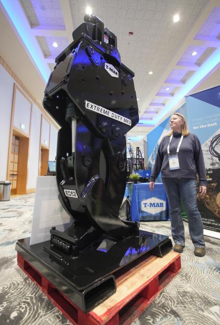 (260116) -- VANCOUVER, Jan. 16, 2026 (Xinhua) -- An attendee views a heavy-duty forestry grapple during the 2026 Truck Loggers Association Convention and Trade Show in Vancouver, British Columbia, Canada, Jan. 15, 2026. (Photo by Liang Sen/Xinhua)