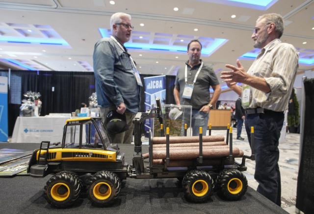 (260116) -- VANCOUVER, Jan. 16, 2026 (Xinhua) -- Delegates attend the 2026 Truck Loggers Association Convention and Trade Show in Vancouver, British Columbia, Canada, Jan. 15, 2026. (Photo by Liang Sen/Xinhua)