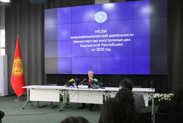 (260116) -- BISHKEK, Jan. 16, 2026 (Xinhua) -- Kyrgyzstan's Minister of Foreign Affairs Jeenbek Kulubaev speaks during the annual foreign ministry press conference for 2025 in Bishkek, Kyrgyzstan, Jan. 15, 2026. The year 2025 was a fruitful and successful one for the relations between Kyrgyzstan and China, and their bilateral ties have a long-term future, Kulubaev said Thursday. (Xinhua/Jiang Youlin)